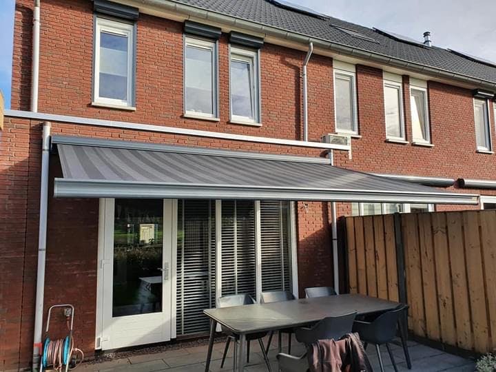 Glaszettersbedrijf zonwering geplaatst in de nieuwbouwwijk Werkendam