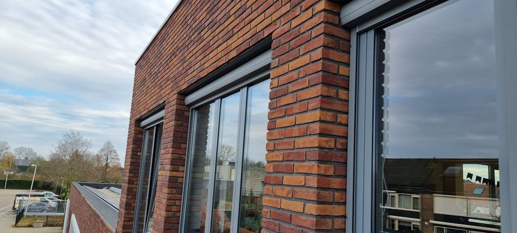 Glaszettersbedrijf zonwering geplaatst zakelijk bij bedrijf